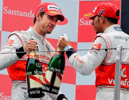 Los pilotos de McLaren celebran en el podio su doblete