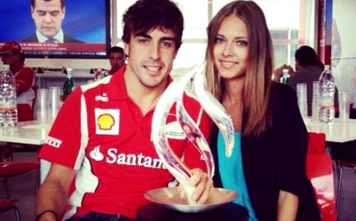   Fernando Alonso ya no oculta a su nueva novia nueve años más joven que él