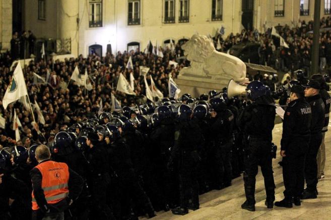   Decenas de policías se enfrentan a sus compañeros frente al Parlamento portugués