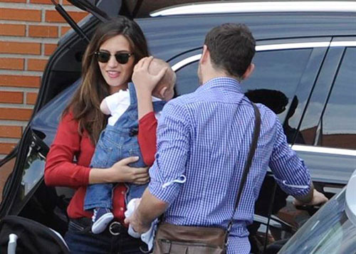   Iker Casillas y Sara Carbonero, la viva imagen de la felicidad junto a Martín