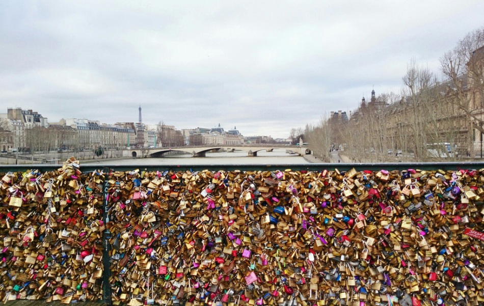 Los puentes de París, amenazados por los candados del amor