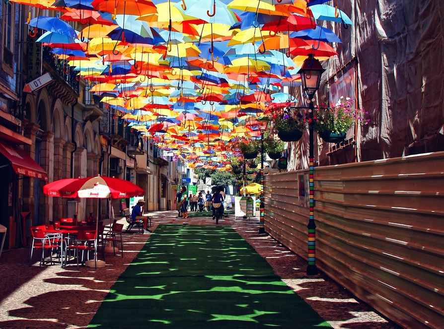 Paraguas de colores en las calles de Agueda por Javier Civantos, Fotografía