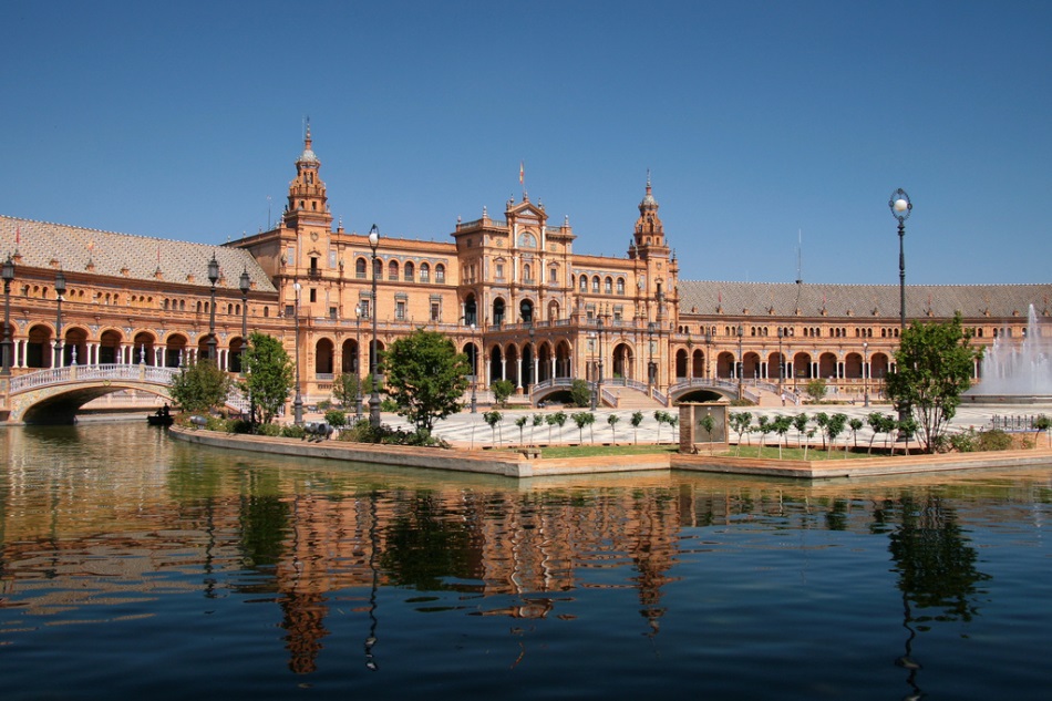 Una biblioteca al aire libre en la Plaza España de Sevilla