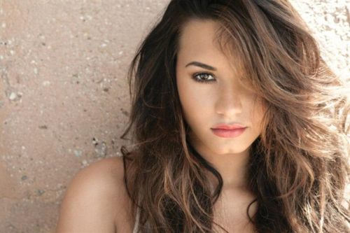 Demi Lovato desnuda su intimidad en ‘Stay Strong’