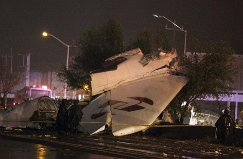 Seis muertos al estrellarse un avión de carga en Monterrey