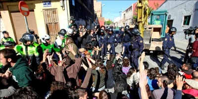 Vecinos y políticos se enfrentan a la policía para impedir nuevos derribos en El Cabanyal
