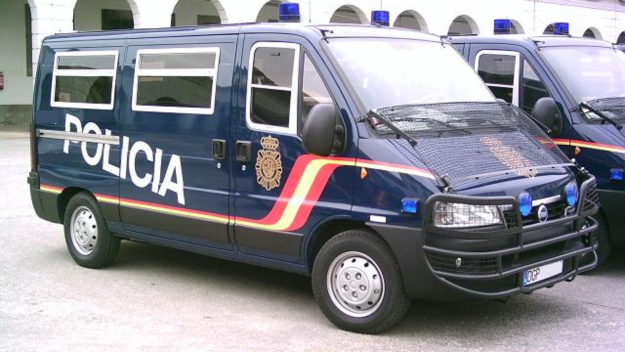 Treinta furgones antidisturbios con las ruedas pinchadas - Republica.com