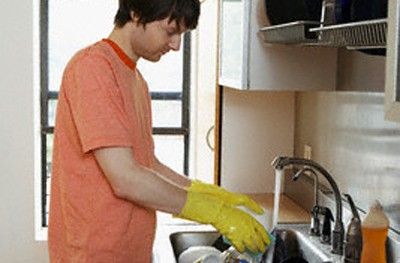 Crece el tiempo que los hombres dedican a tareas domésticas