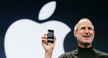Jobs: “Si tu iPhone 4 no coge cobertura, agárralo de otra forma o cómprate una carcasa”