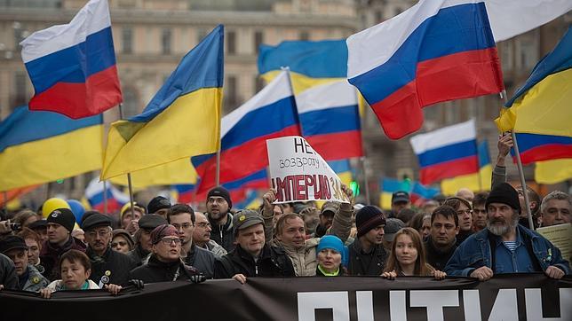 Decenas de miles de personas protestan contra la intervención rusa en Ucrania