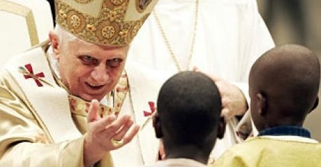 Benedicto XVI pide perdón público a las víctimas de los curas pederastas