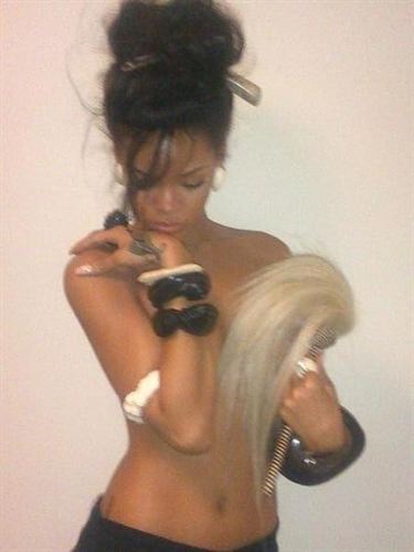 Rihanna posa en topless en Twitter