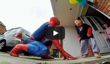 Se disfraza de Spiderman para sorprender a su hijo con un cáncer terminal en el cerebro