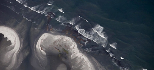 La cantidad de crudo derramada en el mar desde la plataforma de BP es de 40.000 barriles diarios