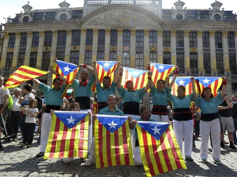 5.000 ‘castellers’ piden el derecho a decidir en varias capitales europeas