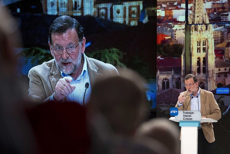 Rajoy anima a "perseverar en lo que funciona" y advierte de que España "no necesita adanes ni tertulianos"