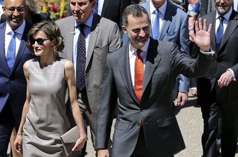 Felipe VI y doña Letizia, 'abrumados' y 'agradecidos' por la gran acogida de las autoridades francesas