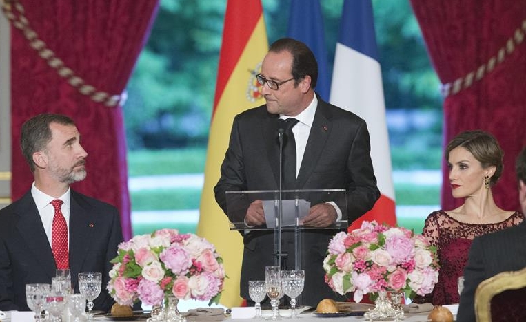 El Rey aboga por dar "un nuevo ímpetu" a las relaciones con Francia en la cena de gala en el Elíseo