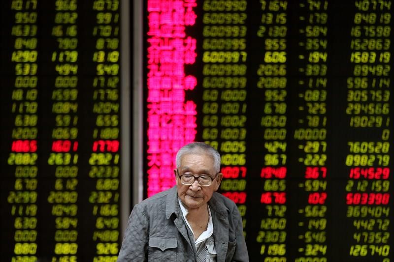La Bolsa china modera su caída tras el desplome del lunes y cede un 1,68%