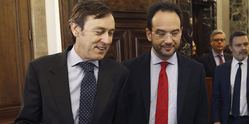 El PSOE culpa a Rajoy del 'rotundo fracaso' de Guindos y el PP responsabiliza a los socialistas