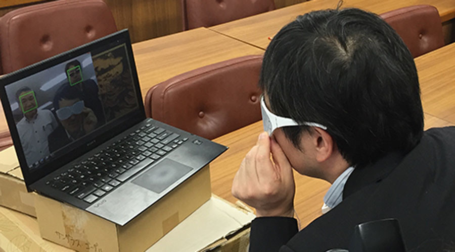 Inventan en Japón unas gafas que impiden el reconocimiento facial en fotos