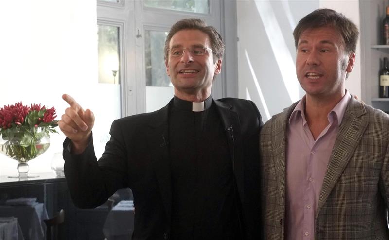 El cura gay expulsado del Vaticano pide al Papa que "abra los corazones de los obispos"