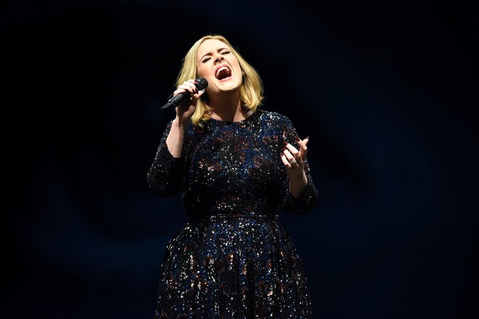 Adele rinde un homenaje a las víctimas de Bruselas en Londres