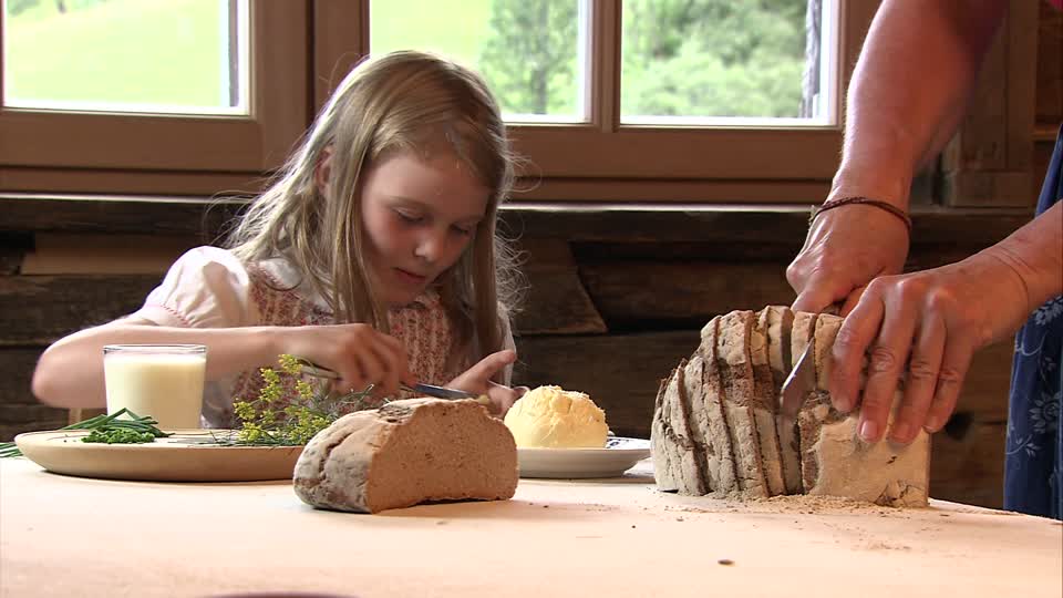 Дети едят масло. Ест хлеб. Хлеб для детей. Хлеб за столом. Семья с хлебом.