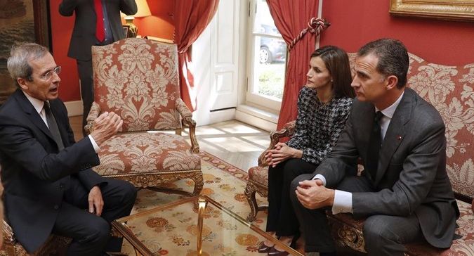 Los Reyes visitan al embajador de Francia para mostrarle sus condolencias