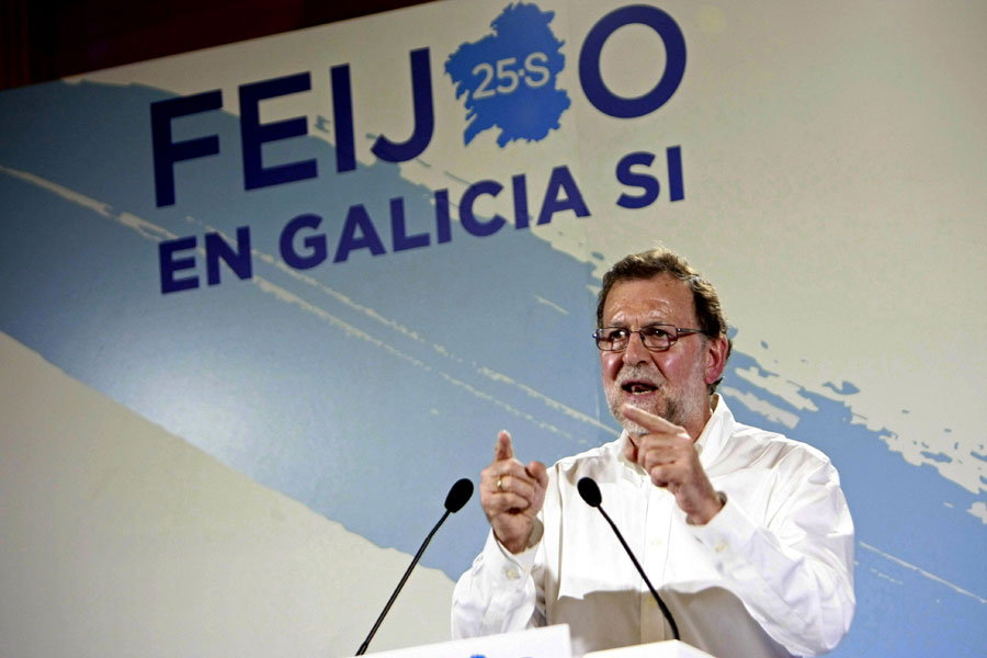 Rajoy rectifica a Feijóo y llama a no esconder las banderas del PP en la campaña gallega