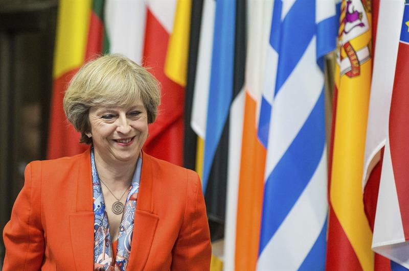 May dice a la UE que Reino Unido controlará la migración y mantendrá el libre comercio