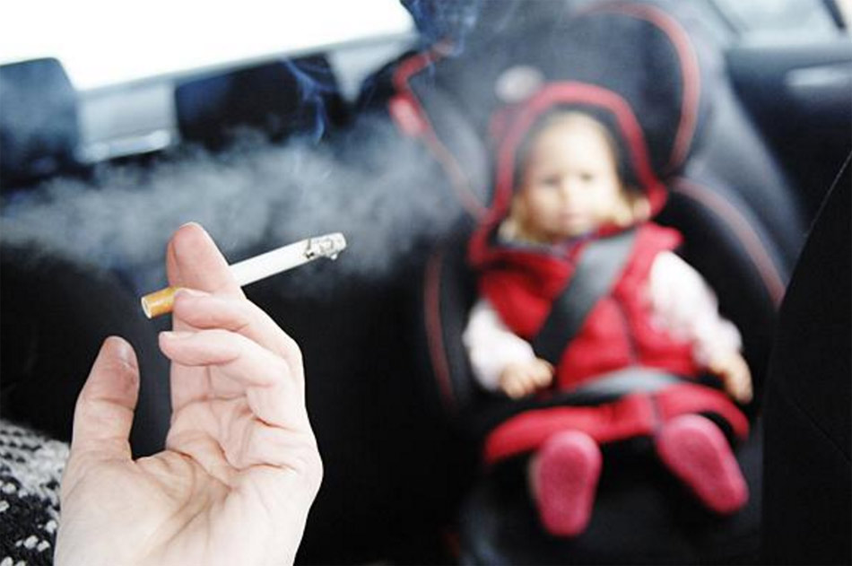 En Cataluña se plantea sancionar a los adultos que fumen en el coche cuando hay menores