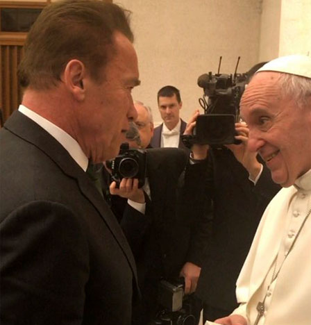Schwarzenegger se pelea con Trump y charla animadamente con el Papa Francisco