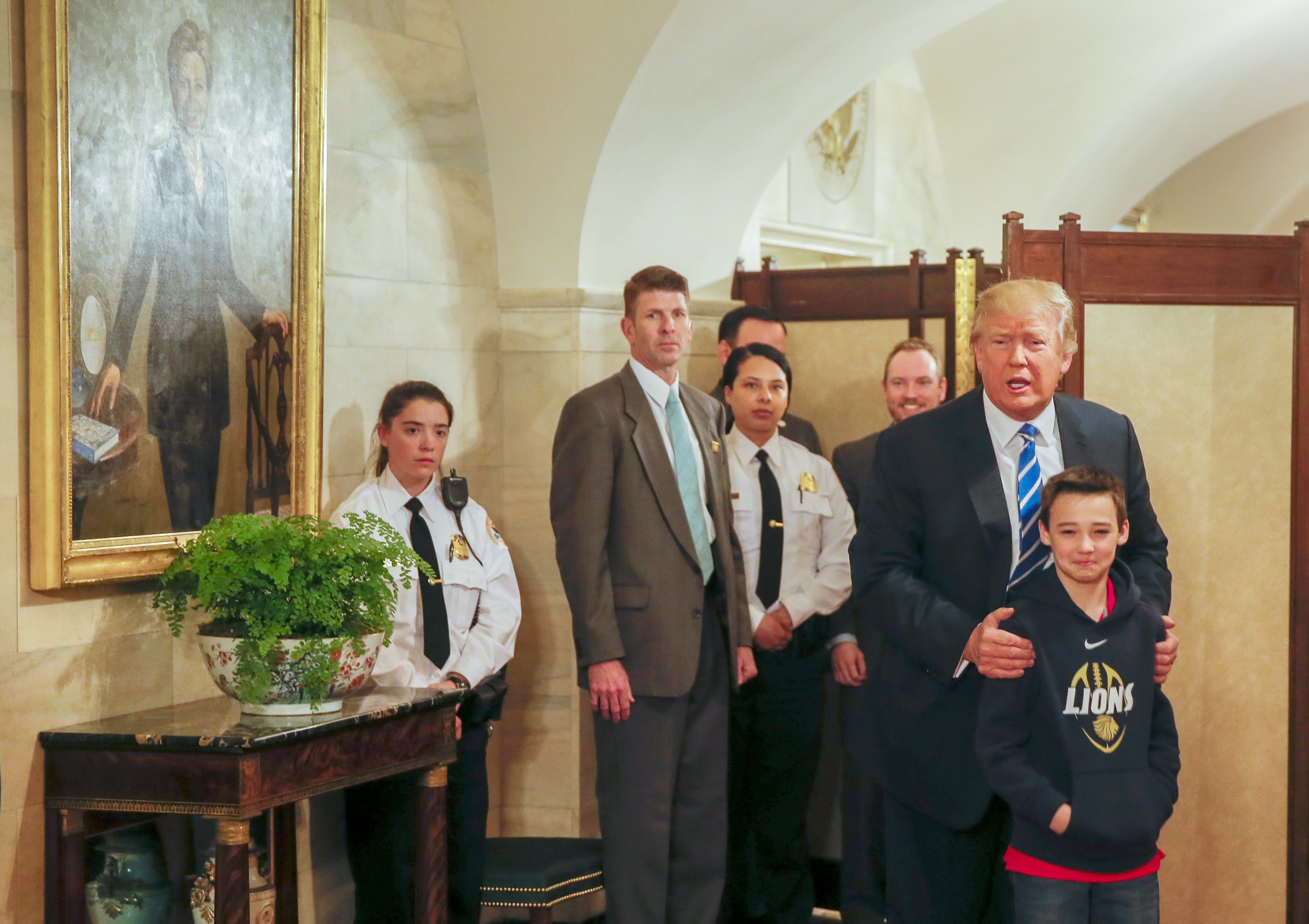 Trump sorprende a estudiantes en la reapertura de visitas a la Casa Blanca