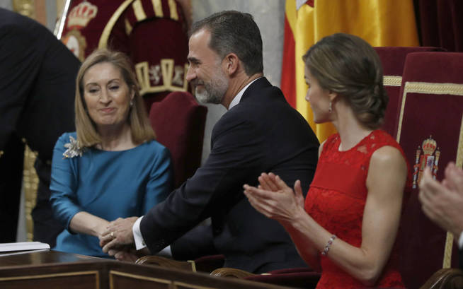 Los partidos reprochan la ausencia de Juan Carlos I en el acto de homenaje a la democracia