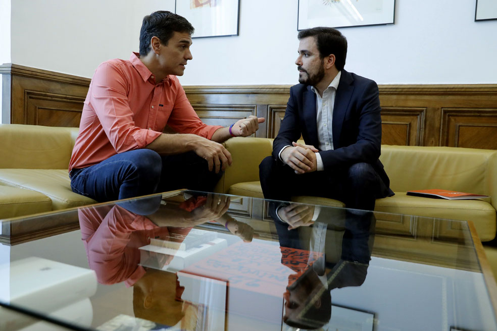 Sánchez concluye con Garzón sus contactos en busca de alianzas parlamentarias