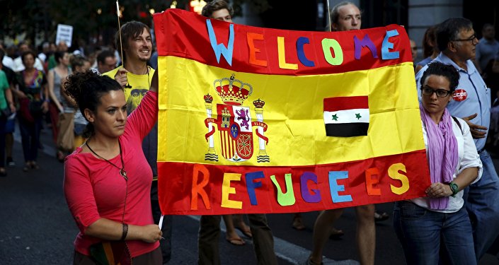 Las 'ciudades refugio' urgirán este martes en el Congreso a reubicar refugiados en España