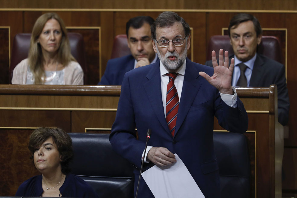 Rajoy pide a los catalanes que no participen en mesas electorales porque sería 'un acto ilegal'