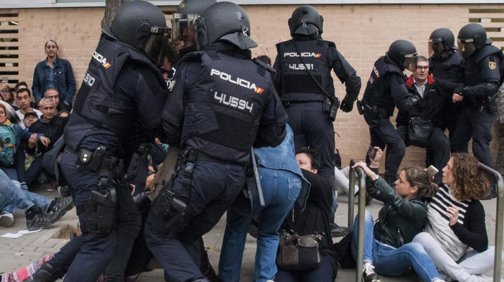 Human Rights Watch cree que la policía española hizo un uso 'excesivo' de la fuerza el 1 de octubre en Cataluña