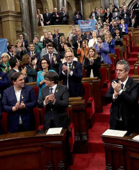 El Parlament vota a favor de la independencia de Cataluña y el Senado aprueba el 155