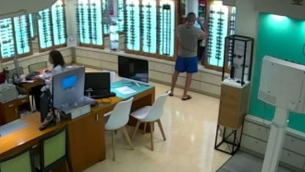Así robó Ángel Boza, miembro de 'La Manada', unas gafas de sol en un centro comercial