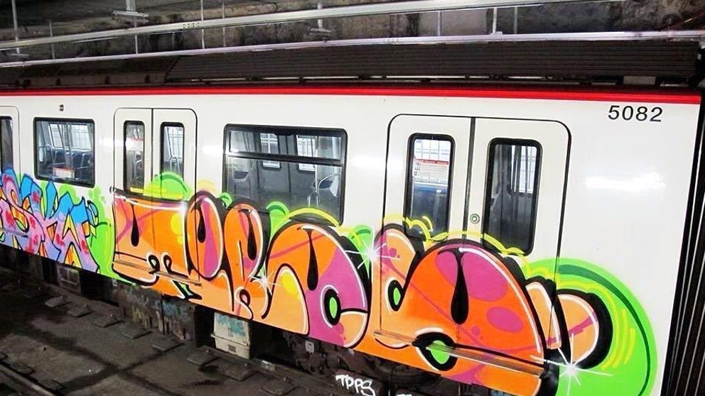 Seis vándalos pintan un vagón de metro y rocían con spray a una mujer en Barcelona