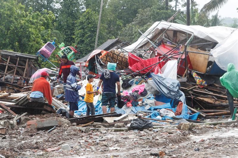 Elevan a 373 los muertos y 1.016 los heridos por un tsunami en Indonesia