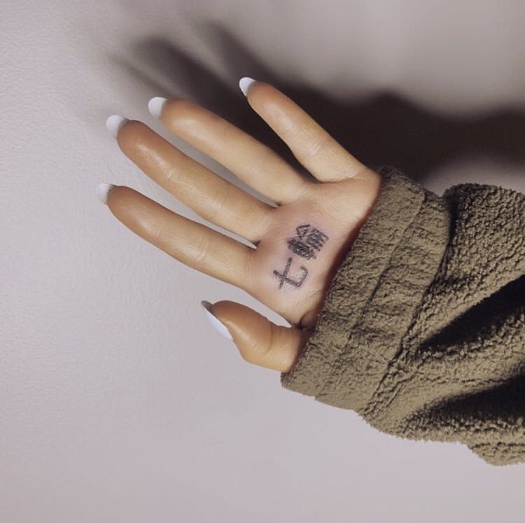 El gran error del nuevo tatuaje de Ariana Grande - Republica.com