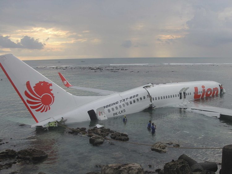 El piloto del vuelo estrellado de Lion Air hojeó el manual mientras caía el avión