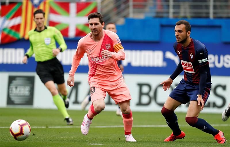 El Barça iguala en Ipurúa y Messi redondea su ‘Pichichi’ con un doblete (2-2)