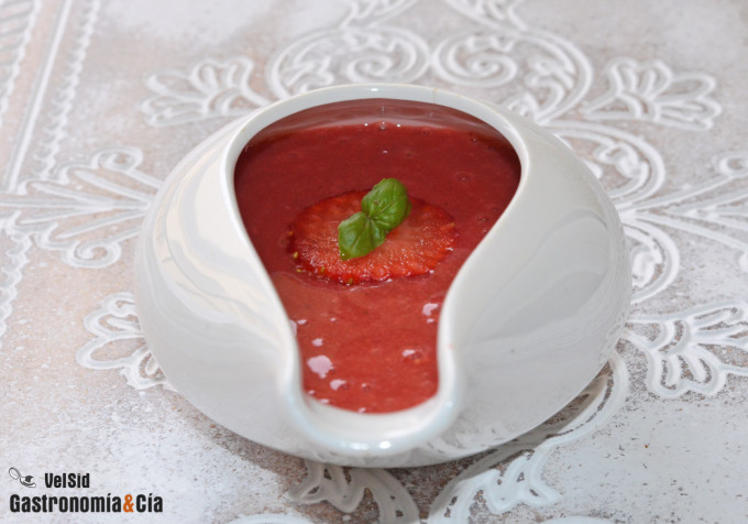 Sirope de fresas y albahaca, una deliciosa y aromática salsa para salado y  dulce (sin azúcar) | Gastronomía & Cía