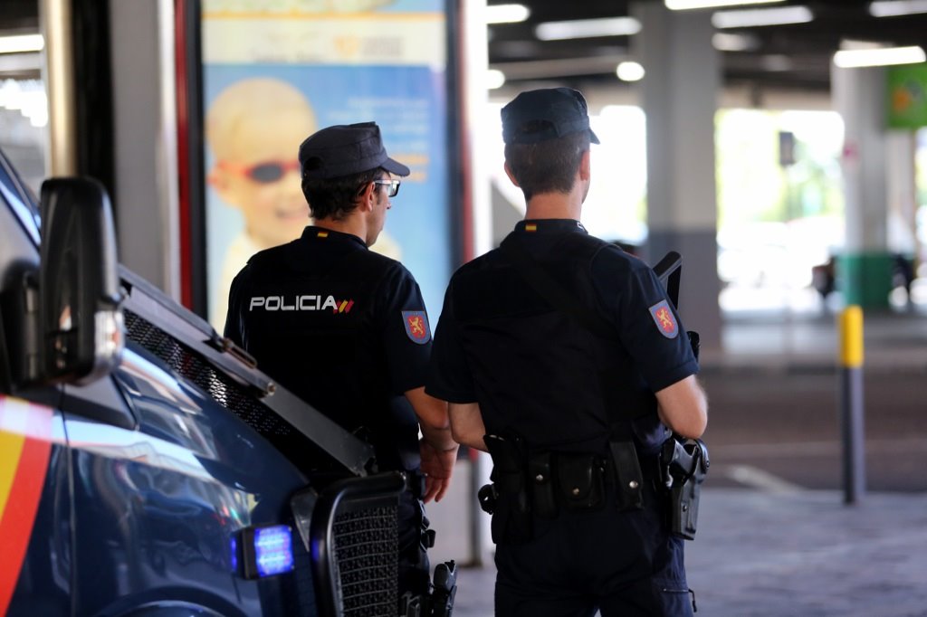 Investigados 12 policías por entrar con una "patada en la puerta" en un piso de Madrid durante el estado de alarma
