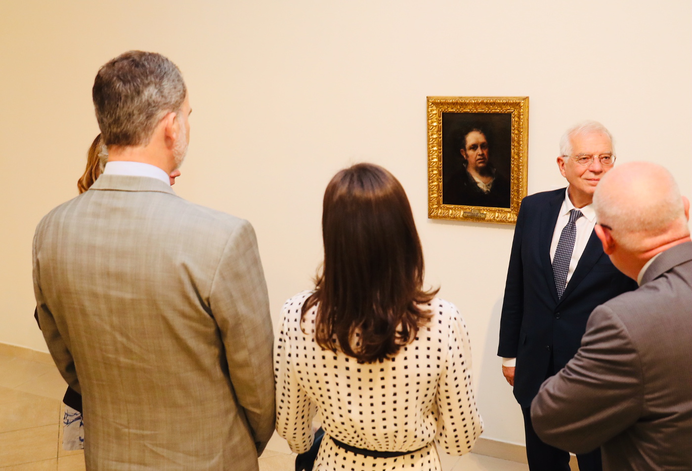 Los Reyes cierran su visita oficial a Cuba acudiendo a una exposición del ‘Autorretrato’ de Goya