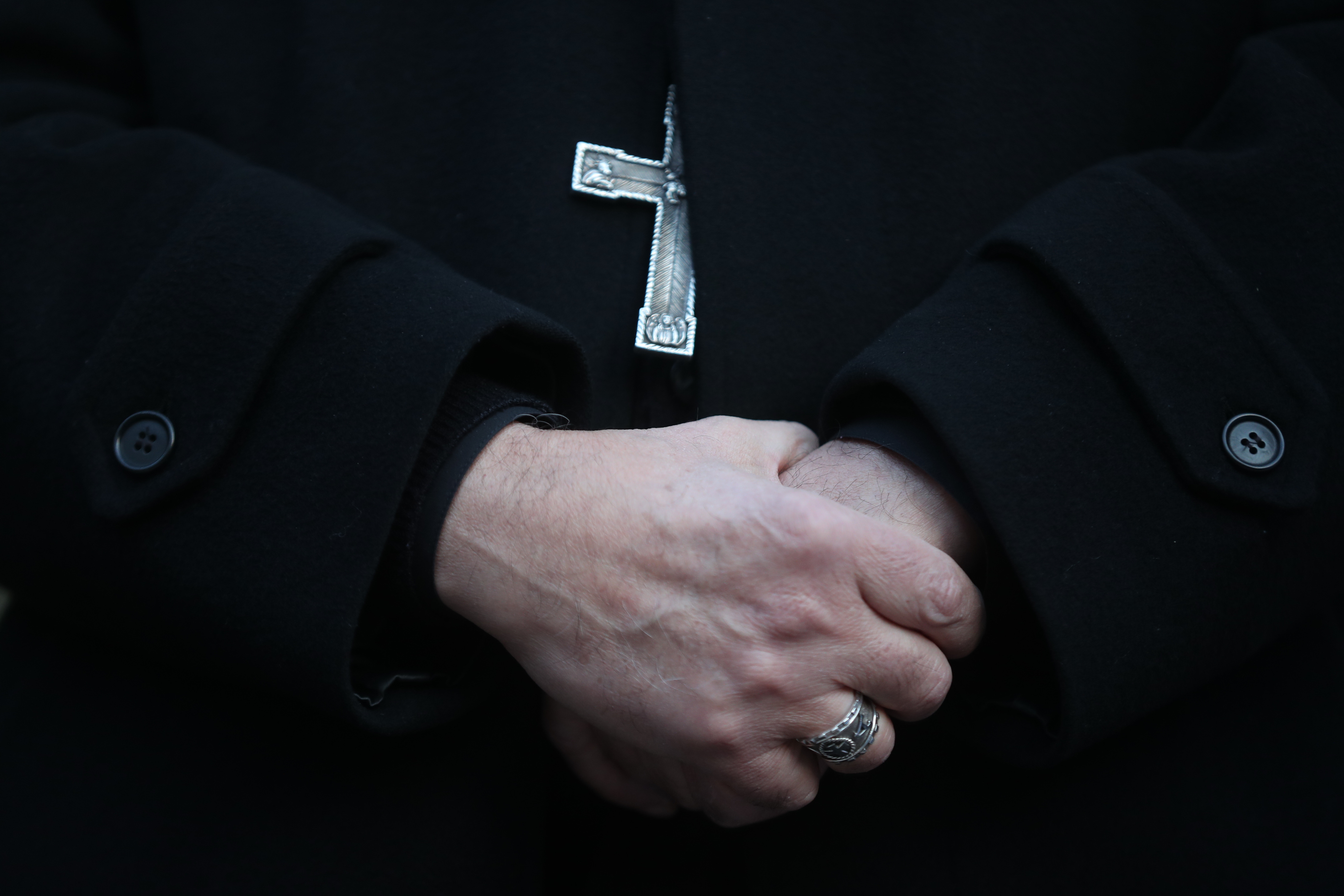 Un grupo de sacerdotes se rebela contra el Vaticano y anuncia que bendecirá las uniones gays